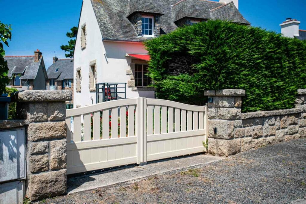 portail en pvc beige sur muret en pierre en Bretagne