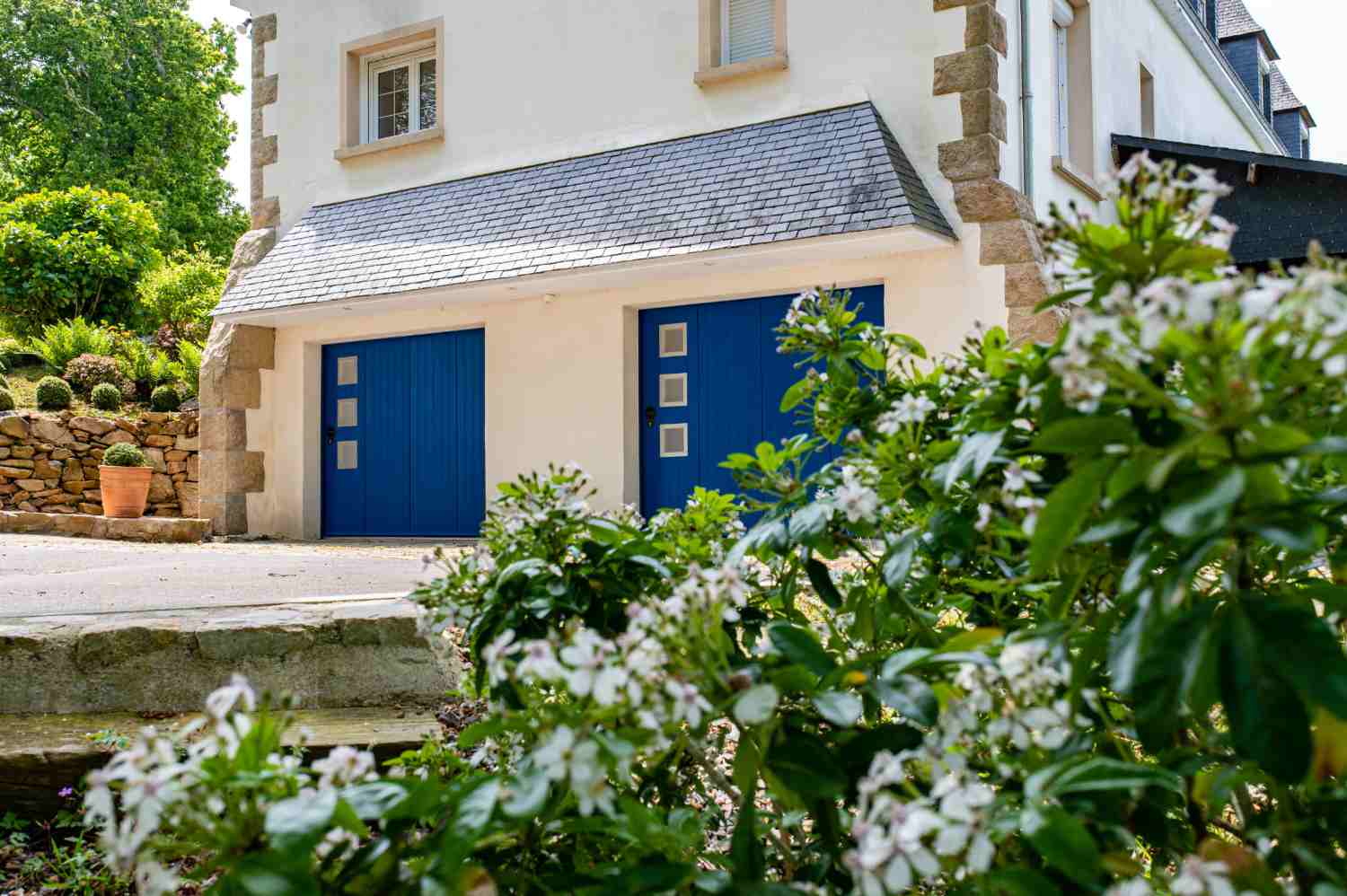 Porte de garage latérale bleu en bord de mer près de Lannion