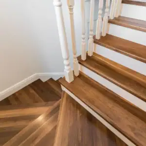 Customiser un escalier bois bicolore deux couleurs à Perros-Guirec