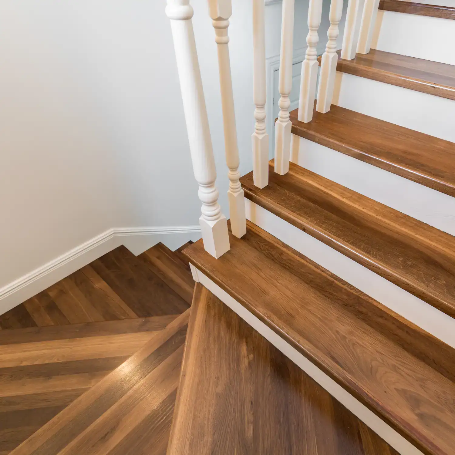 Customiser un escalier bois bicolore deux couleurs Ă Perros-Guirec